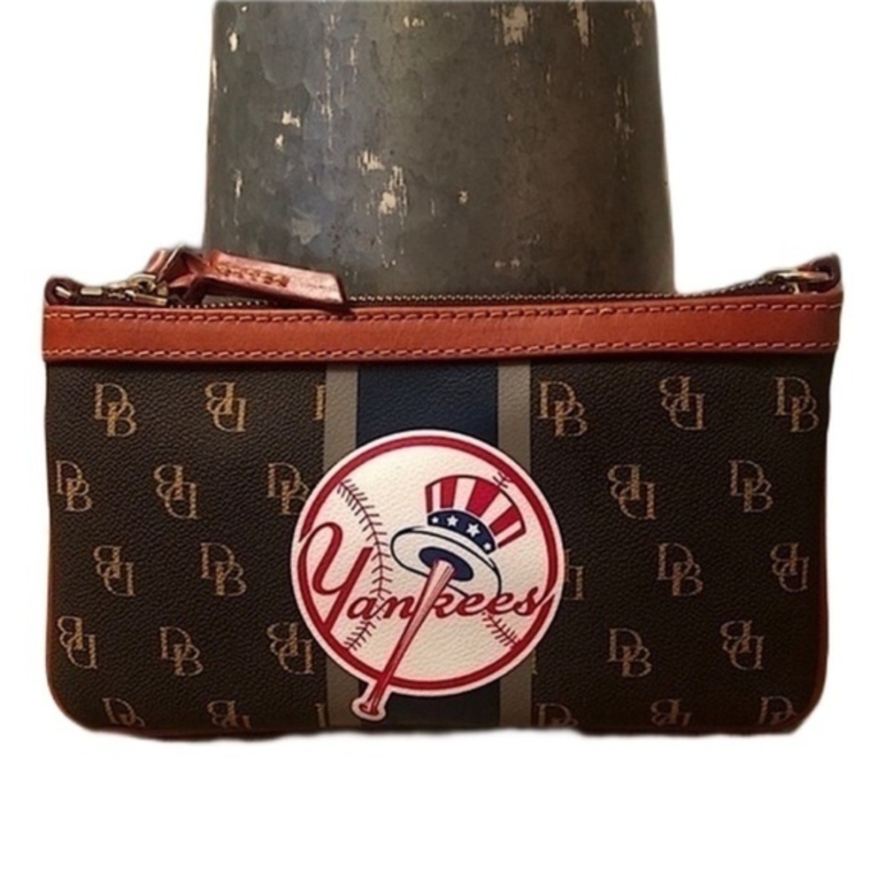 Dooney & Bourke New York Yankees Pouchette Crossbody NWT